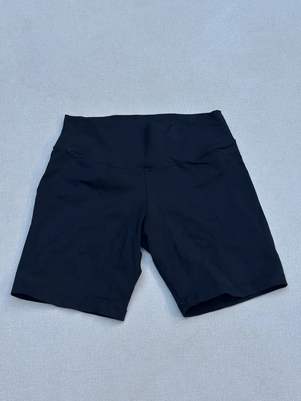 Shorts de lycra negros, tiro alto, ideales para entrenar o para un look deportivo y cómodo. Su diseño se adapta al cuerpo, brindando libertad de movimiento.