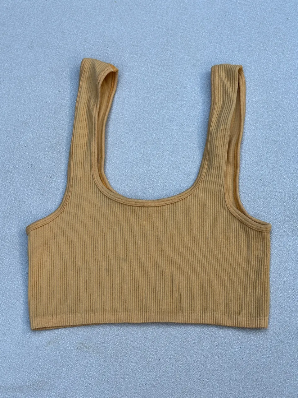 Top de tejido acanalado, súper cómodo y versátil. Ideal para usar solo o como base para armar tu outfit.