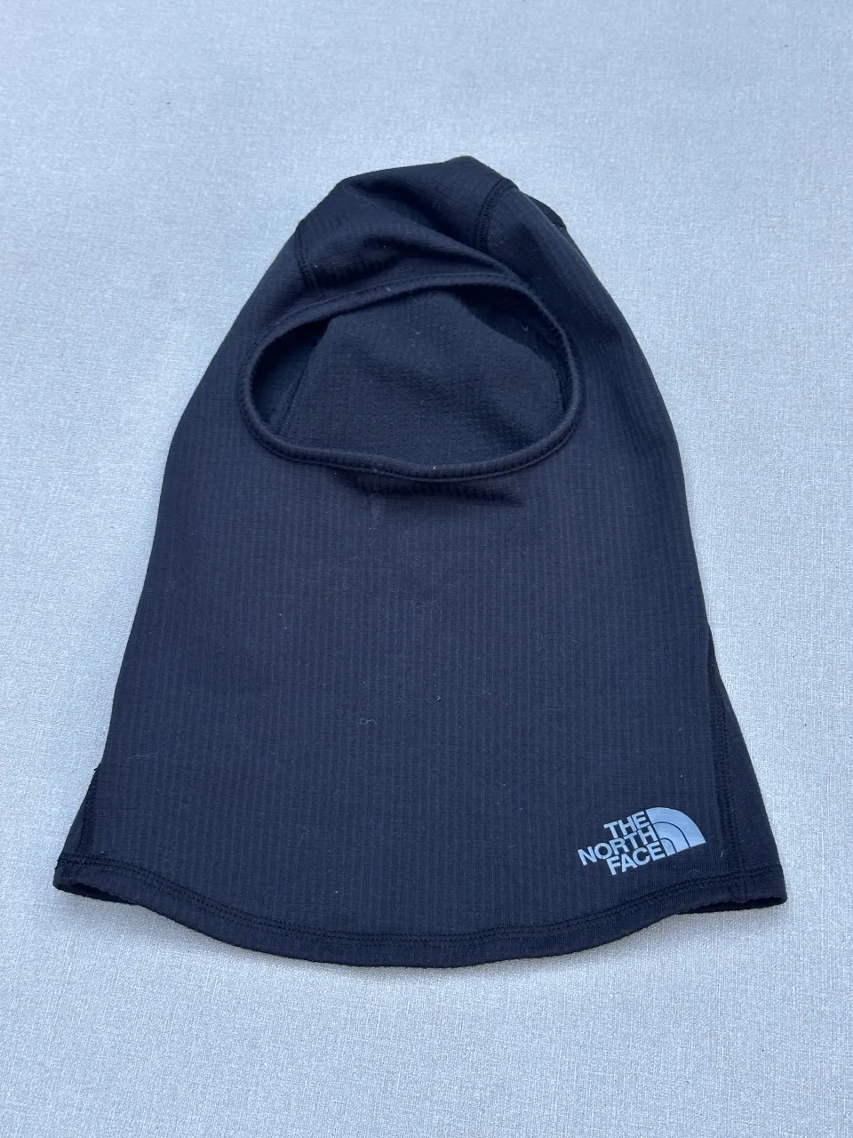 Pasamontañas The North Face negro, ideal para protegerte del frío en tus aventuras al aire libre. Su diseño te cubre la cabeza, el cuello y la cara, dejando solo los ojos al descubierto. Perfecto para actividades como esquí, snowboard o senderismo en climas fríos.