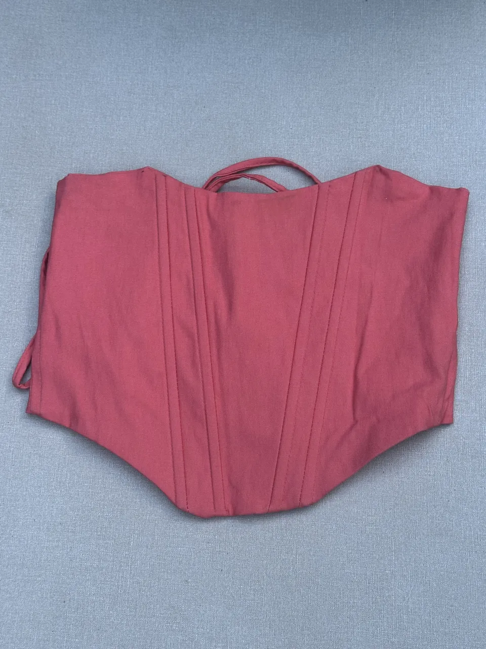 Corpiño estilo corset rosa, con ballenas y lazo regulable en la espalda. Ideal para un look canchero y a la moda.