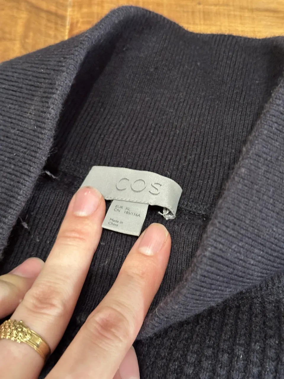 Remera COS - Vista 3