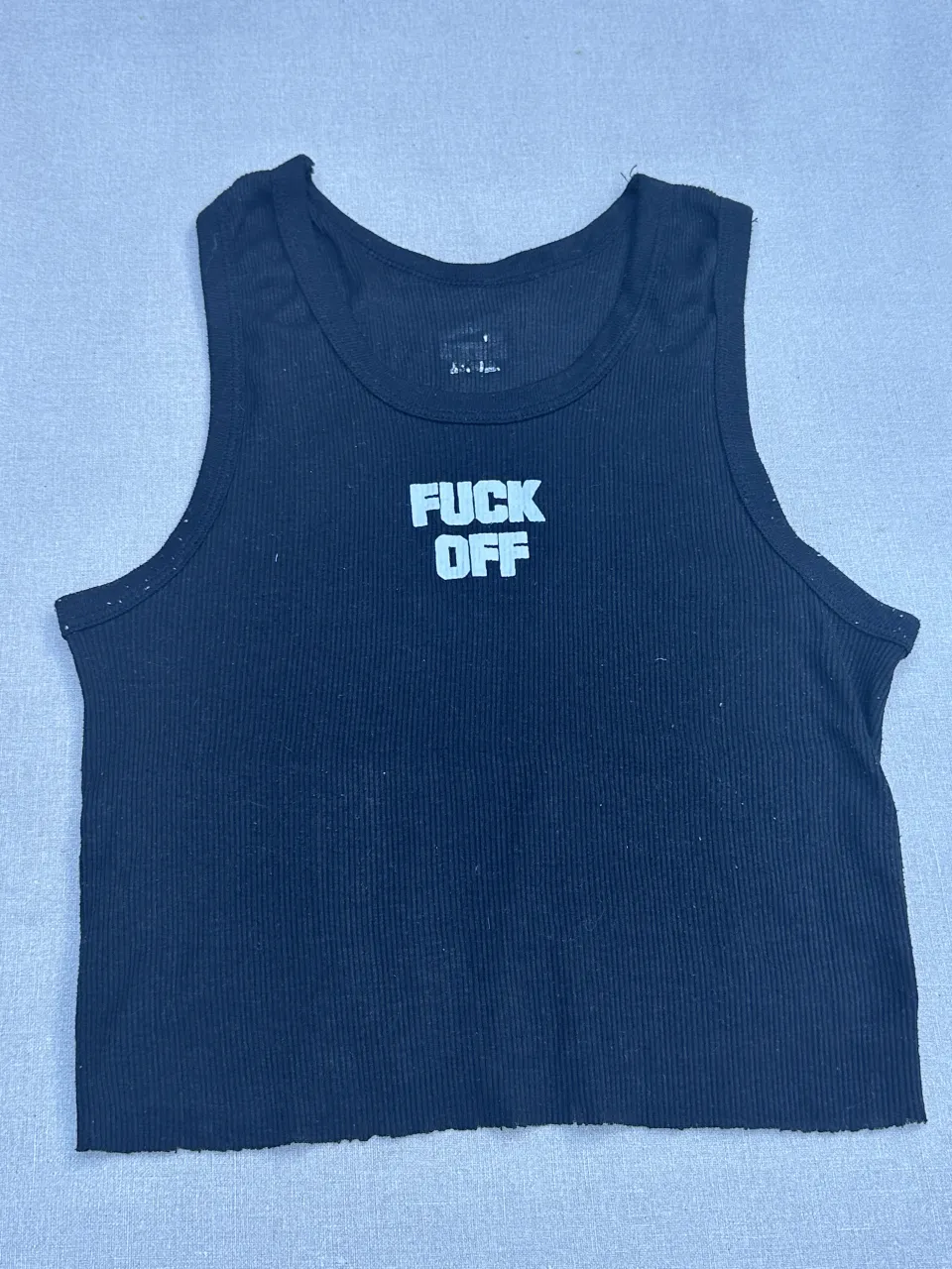 Musculosa negra de morley, corte al cuerpo y escote redondo. Perfecta para un look casual o deportivo.