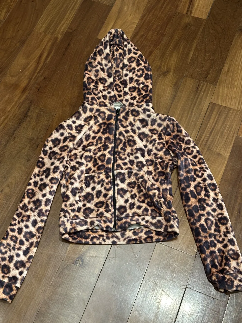 Buzo con capucha y cierre completo, estampado de leopardo.