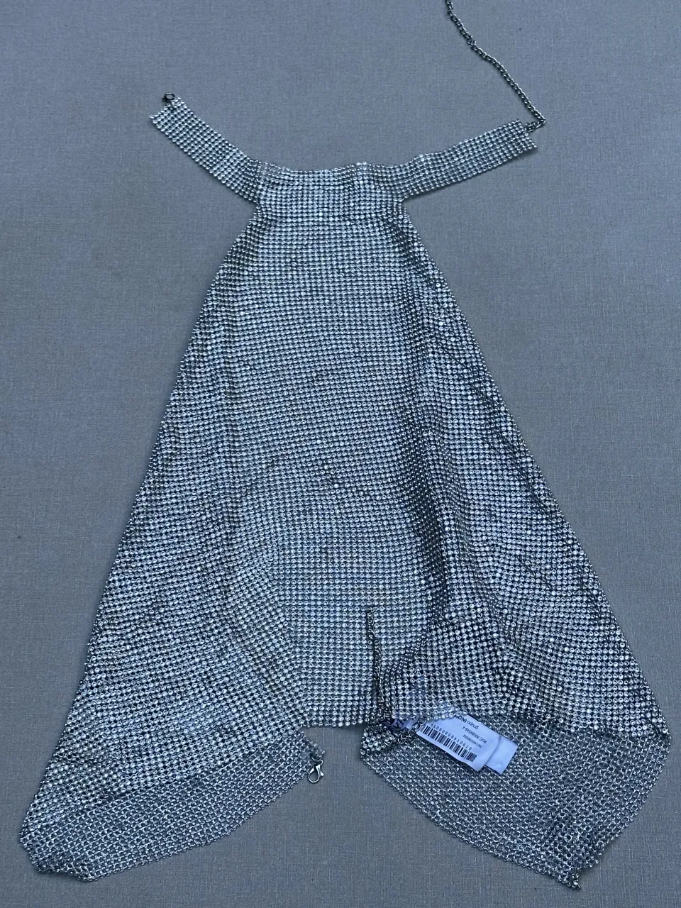 Top plateado con brillos, ideal para fiestas y salidas nocturnas. Su diseño moderno y llamativo te hará destacar en cualquier evento.