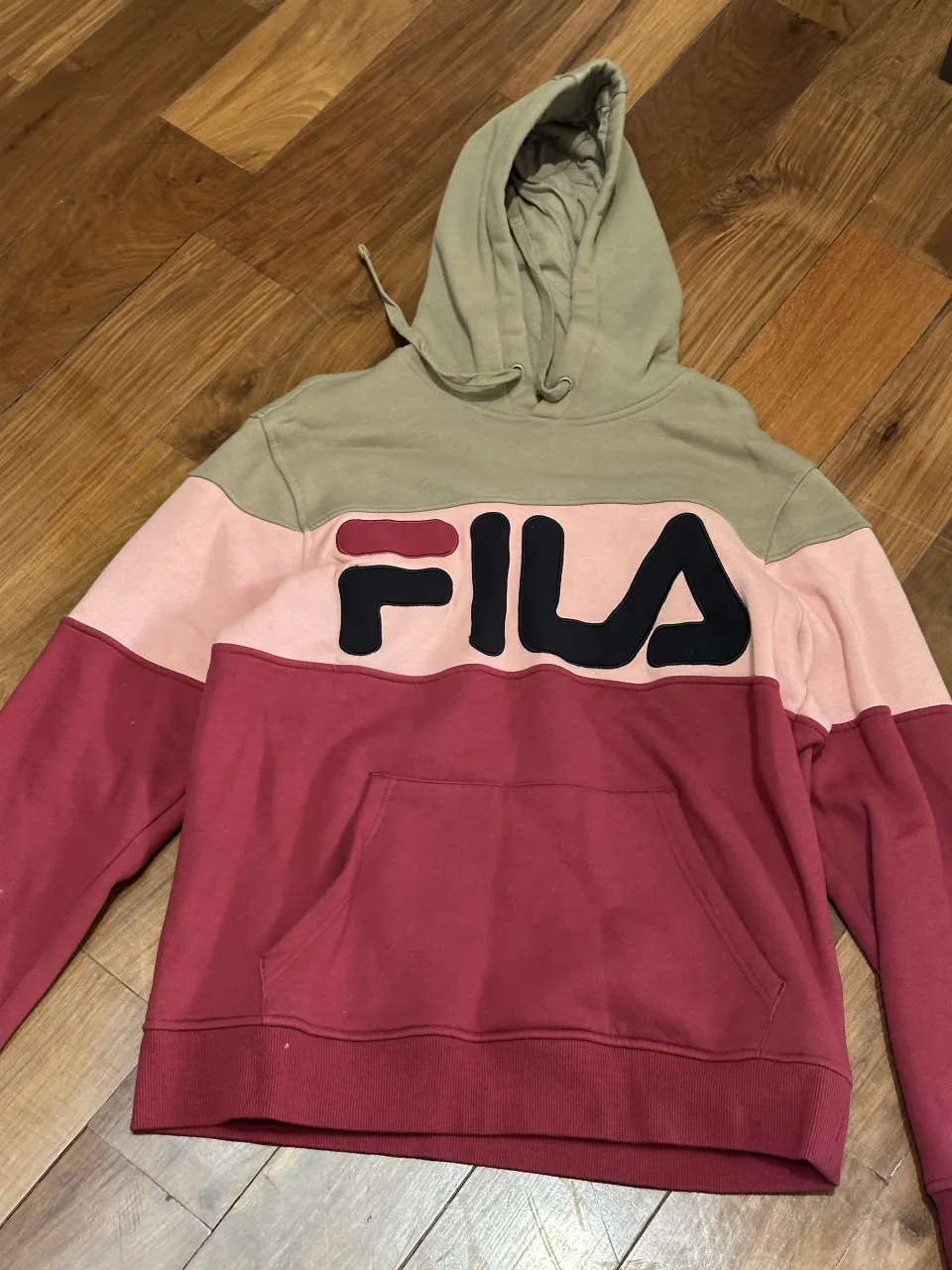 Buzo con capucha y estampa grande de la marca Fila en el frente. Tiene algunas manchitas - ver fotos. 