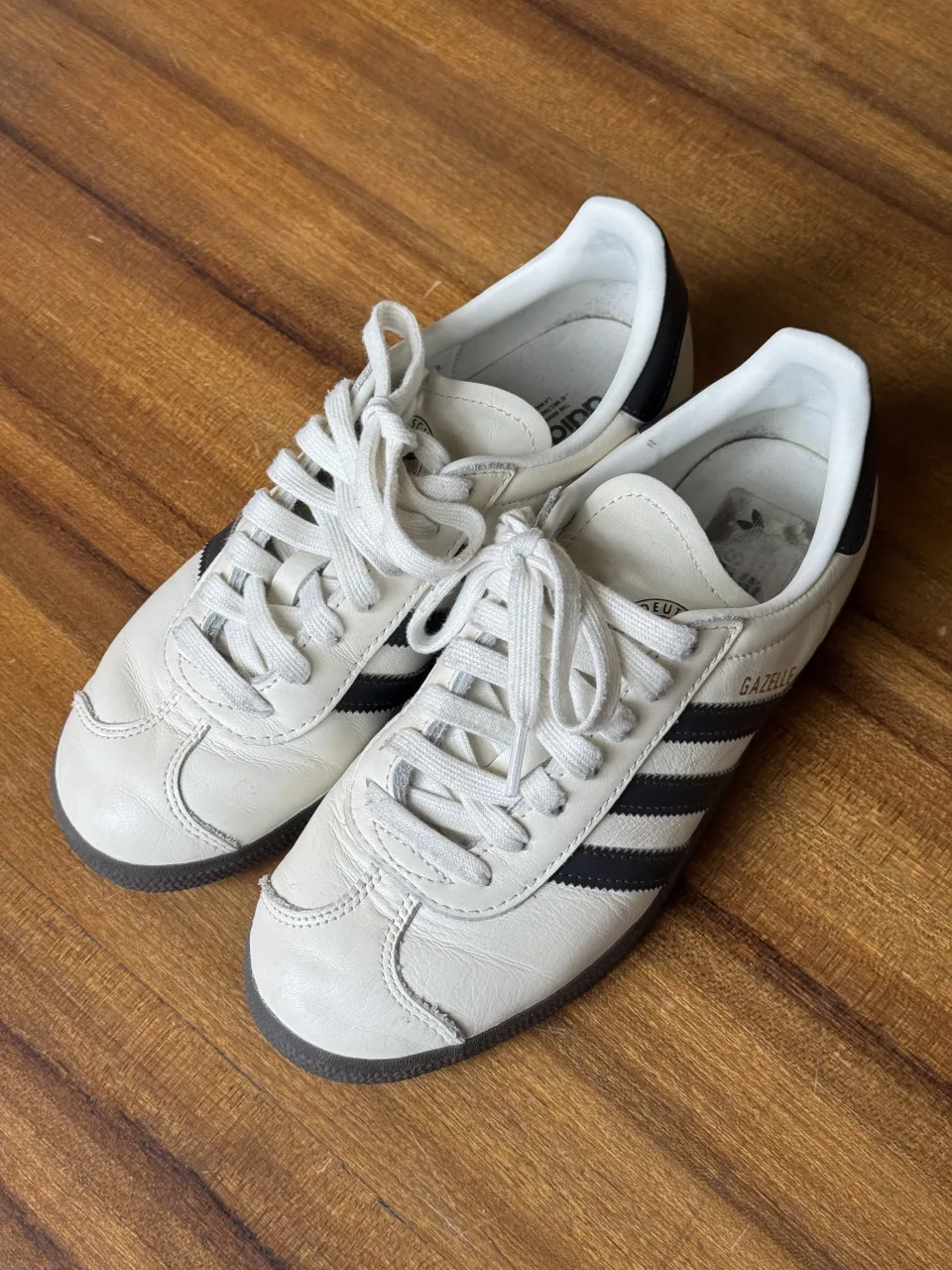 Zapatillas Adidas Gazelle blancas y negras, un clásico del streetwear. Perfectas para el día a día, combinan con todo y son súper cómodas.