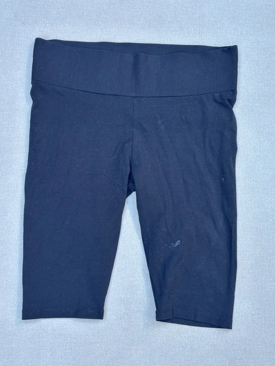 Shorts de algodón negros, tiro alto, ideales para entrenar o para un look casual y cómodo. Tienen un diseño liso y moderno.