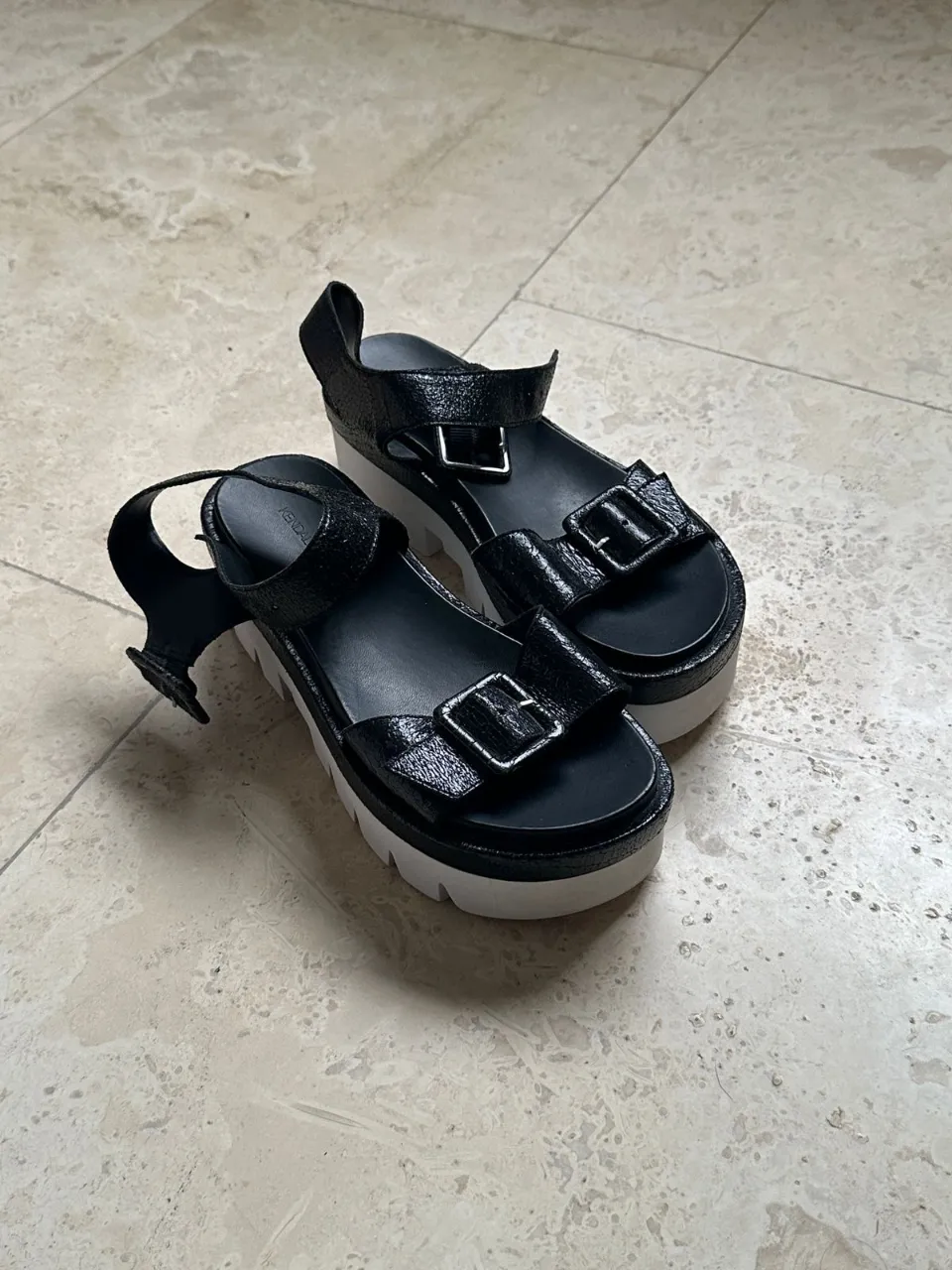 Sandalias Kendall & Kylie talle 37-38 negras con plataforma. Sin uso porque fueron grandes.