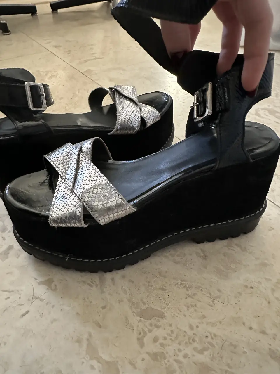Suecos o sandalias de plataforma negras con detalles plateados en la capellada. Ideales para un look moderno y cómodo. Un uso.