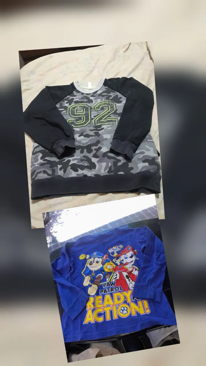 Conjunto de dos buzos para niño. Uno es gris con estampado de camuflaje y el número "92" en verde. El otro es azul con estampa de "Paw Patrol" y la frase "Ready Action!".