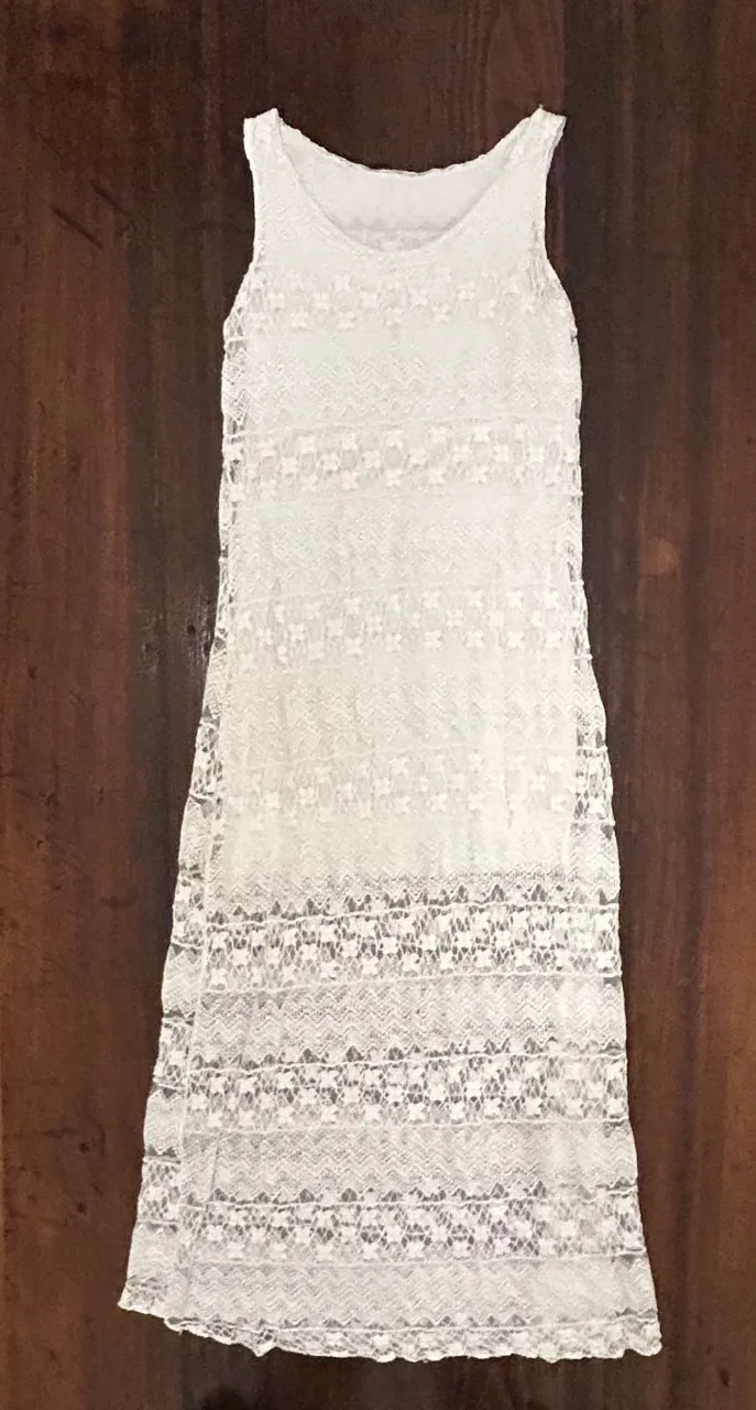Vestido largo de encaje blanco, ideal para el verano. Perfecto para un look fresco y romántico.