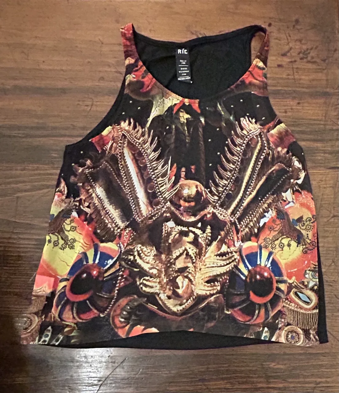 Musculosa de mujer con estampado artístico y diseño llamativo. Ideal para un look moderno y audaz. Perfecto para combinar con jeans o faldas.