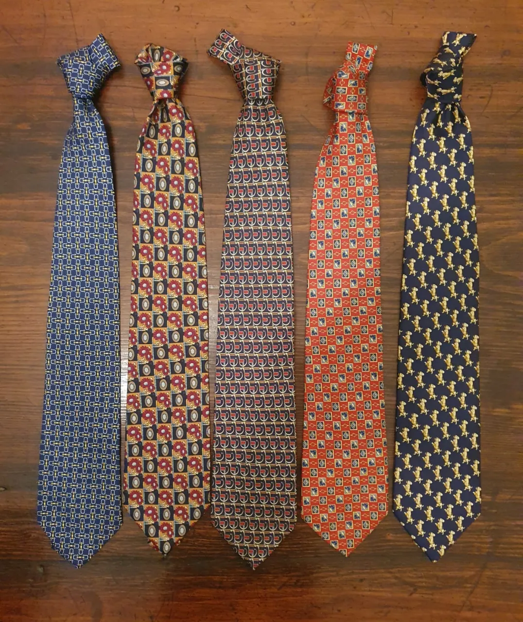 Lote de 5 corbatas de hombre con diseños variados. 