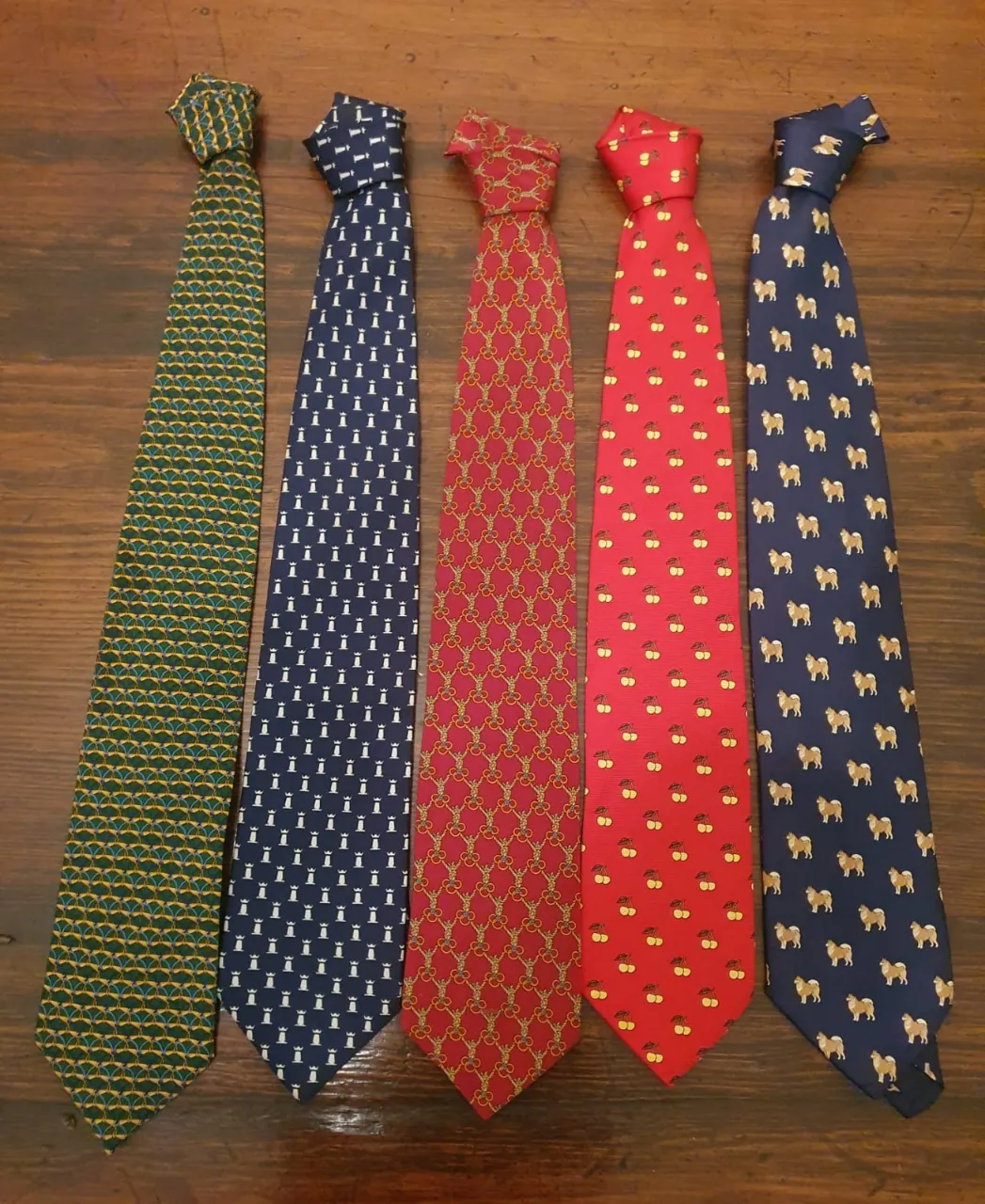 Lote de 5 Corbatas de hombre con diseños variados. 