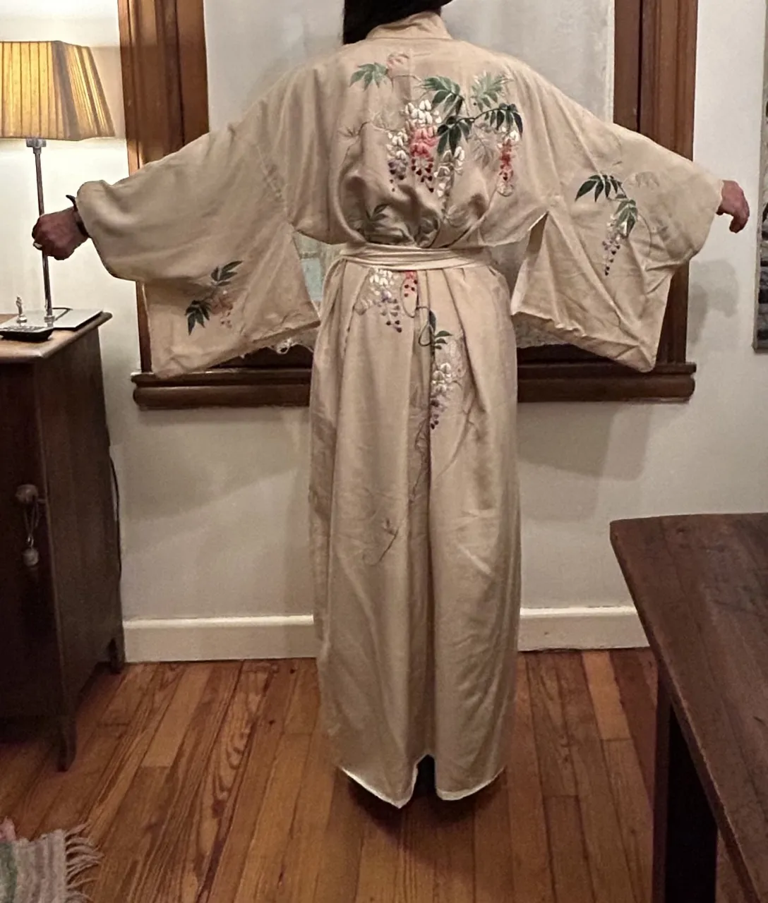 Kimono largo japobes de seda con bordados florales en tonos beige y verde. Ideal para un look bohemio y elegante.