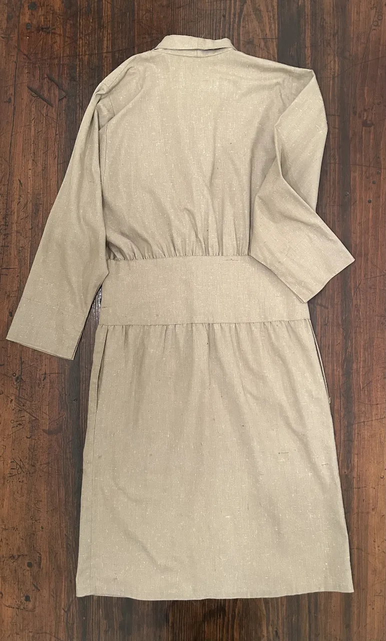 Spolverino de lino color crudo, con mangas 3/4 y botones. Ideal para un look elegante y fresco.