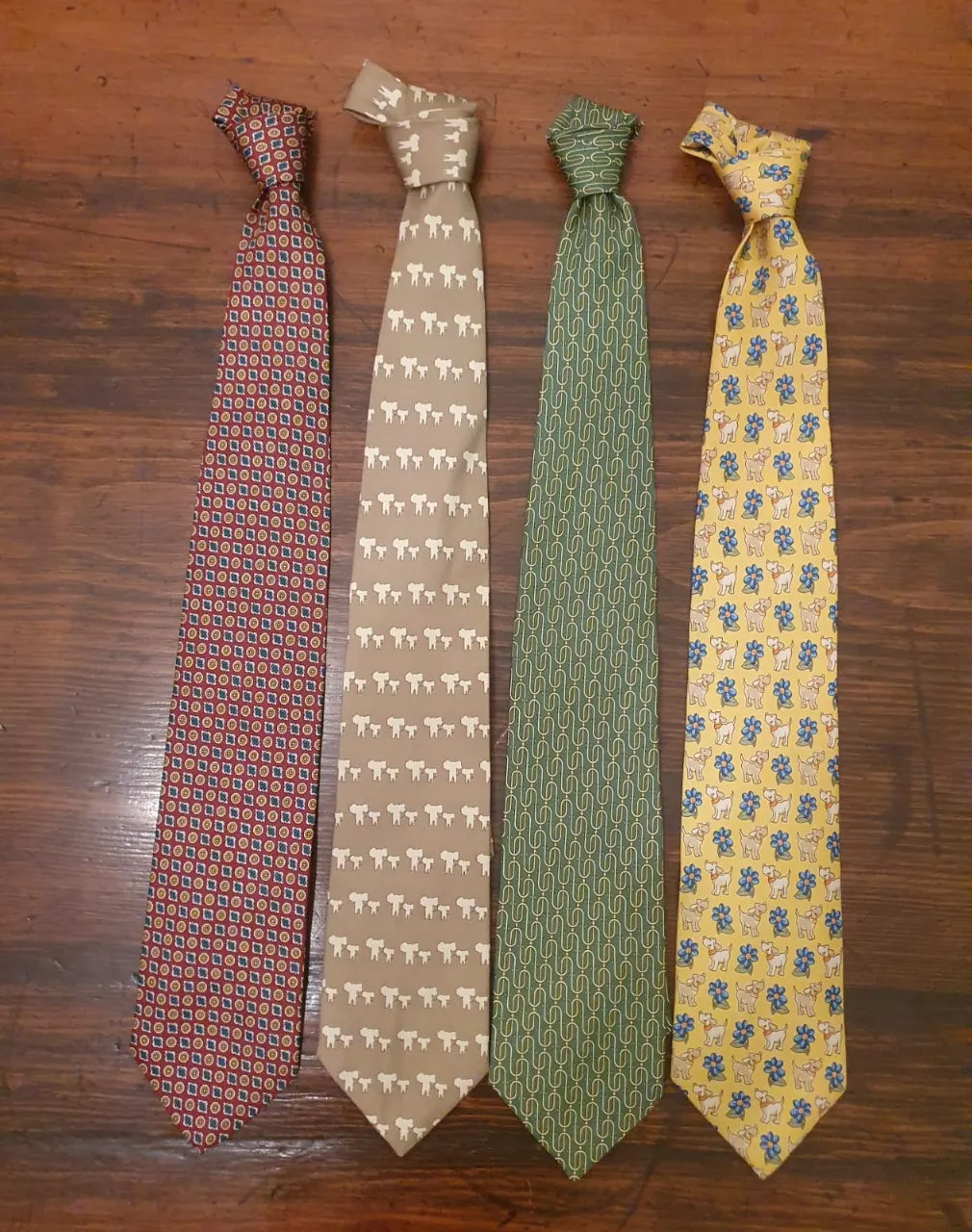 Conjunto de cuatro corbatas de hombre con diseños variados