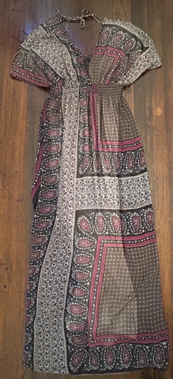 Vestido largo de estilo boho, con estampado floral y detalles en color borravino. Ideal para un look fresco y relajado.