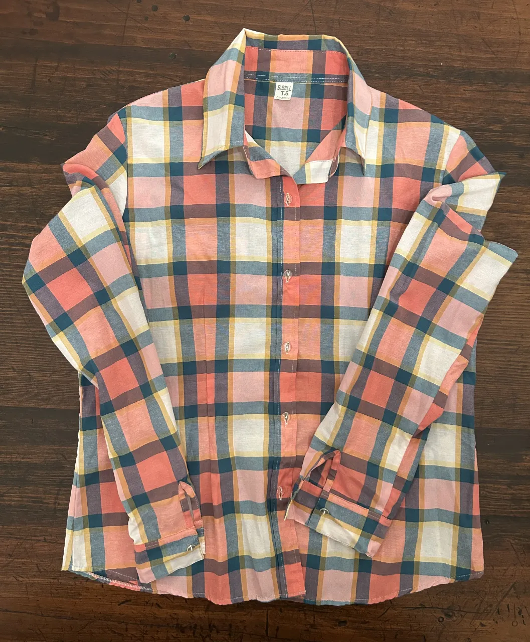 Lote de 3 camisas. Una camisa a cuadros de manga larga, otra lila y una de lunares. Ideales para un look casual y relajado. Confeccionadas en tela suave y cómoda, perfecta para usar en cualquier ocasión.