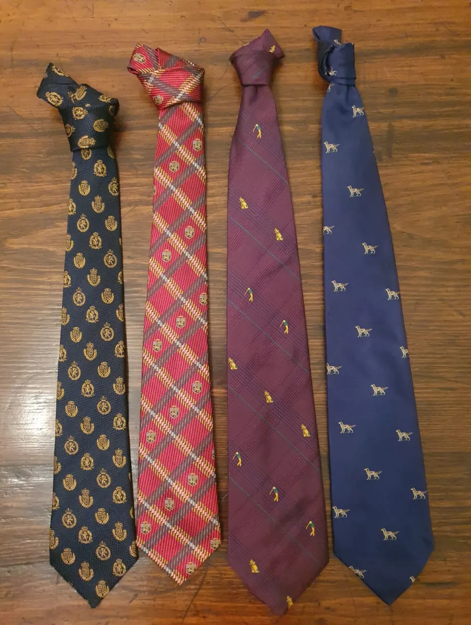 Lote de 4 Corbatas de hombre, de diferentes diseños.