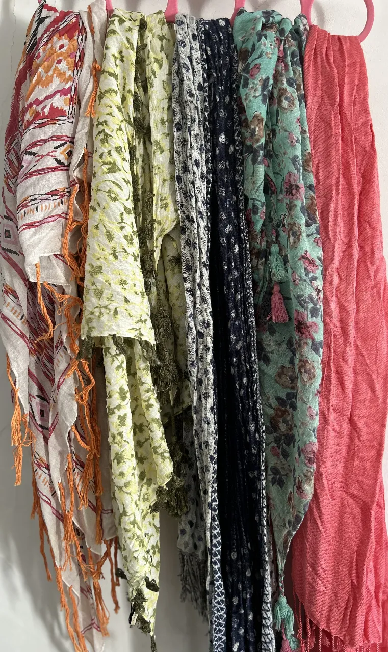 Lott de 5 pañuelos de tela estampados, ideales para complementar cualquier look. Varios colores y diseños disponibles.
