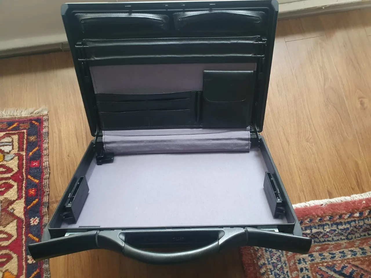 Maletín Samsonite negro, ideal para trabajo. Cuenta con compartimentos internos y cierre con combinación.