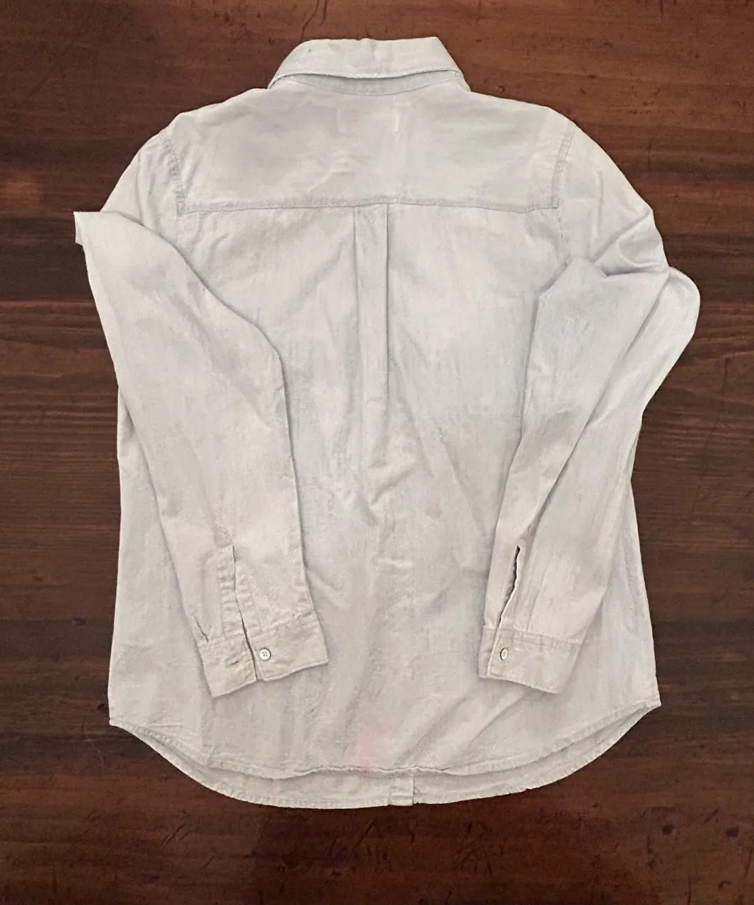 Camisa de jean celeste , de mujer de tela liviana, con dos bolsillos delanteros. Ideal para un look casual y cómodo.