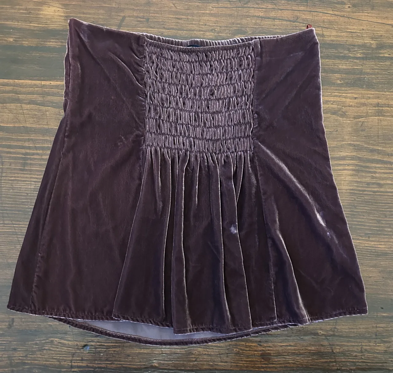 Top de terciopelo color Bordeaux. Diseño con fruncido en la parte trasera. Ideal para eventos formales o salidas nocturnas.