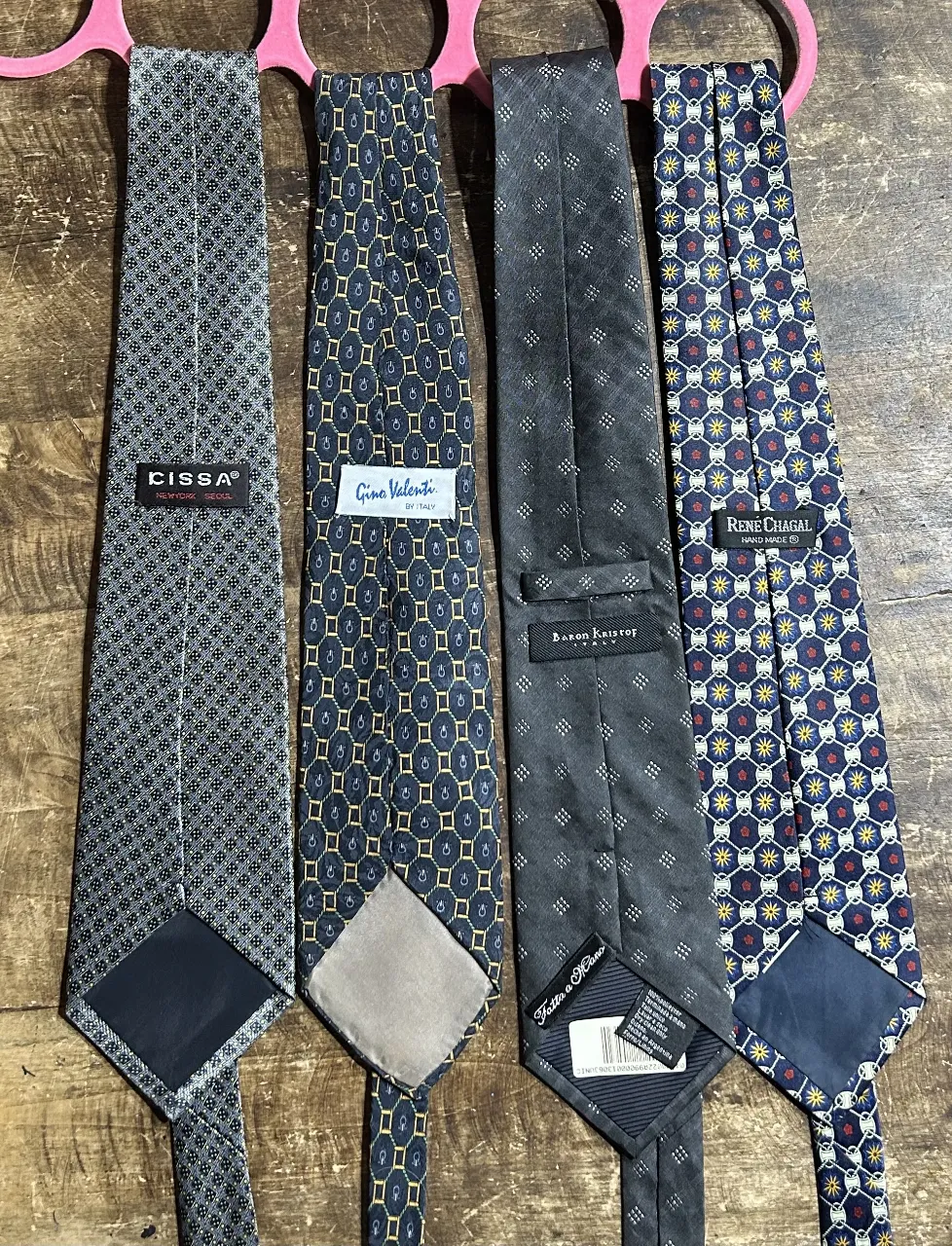 Lote de 4 corbatas de hombre, con diferentes diseños y marcas. Ideal para complementar un look formal o de trabajo.
