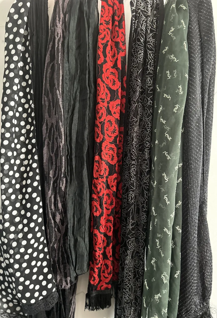 Lote de 8 bufandas de seda de mujer con diversos estampados y algunas lisas. Ideal para complementar cualquier look.