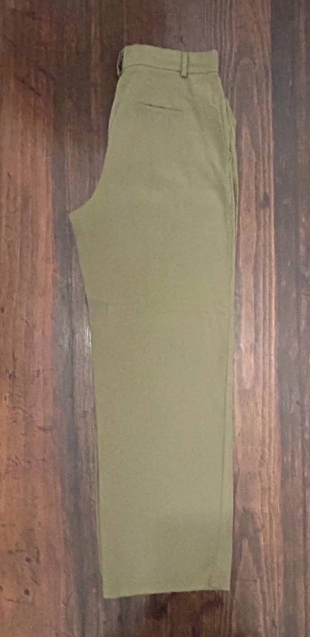 Pantalón sastrero verde, de corte amplio y tiro alto. Ideal para un look elegante y cómodo.