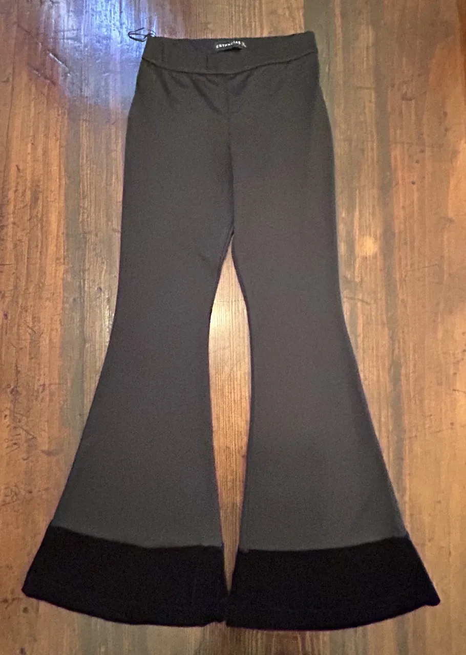 Pantalón de mujer estilo campana con detalle en terciopelo negro en la parte inferior. Ideal para un look moderno y elegante.