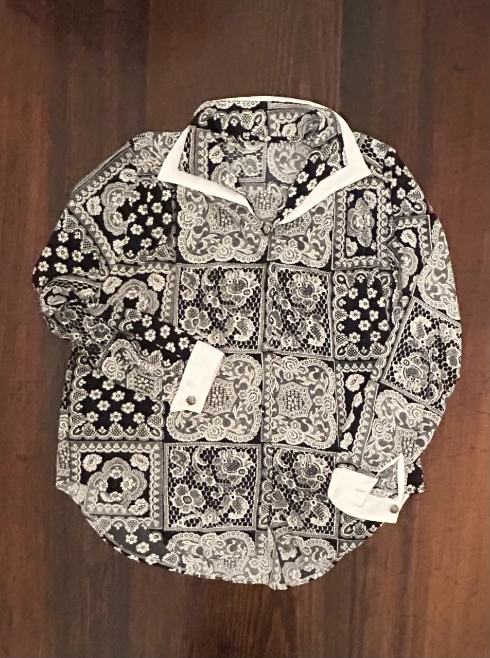 Camisa estampada con diseño de pañuelo en blanco y negro. Cuello y puños blancos. Ideal para un look elegante y sofisticado.