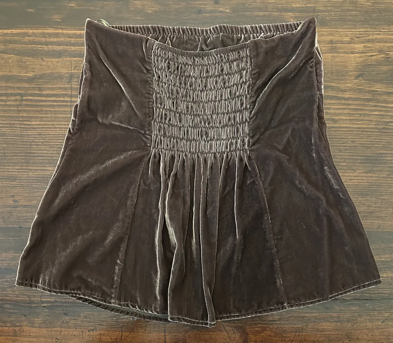 Top de terciopelo marrón con detalle fruncido en la espalda. Ideal para un look elegante y sofisticado.