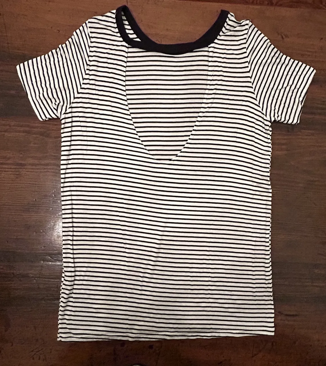 Lote de 2 remeras. Una a rayas horizontales en blanco y negro, con espalda en V pronunciado y detalle de borde negro. Otra color crudo mangas cortas. Ideal para un look casual y moderno.