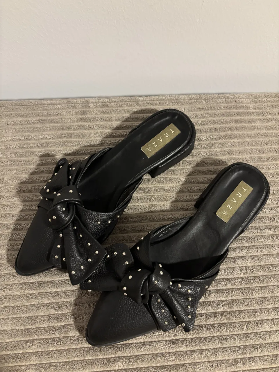 Mocasines negros con taco bajo y detalle de moño con tachas - Traza - Talle 36