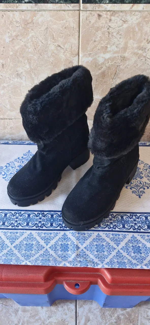 Botas negras forradas en piel.  Ideales para el invierno, super abrigadas. Marca Feminae