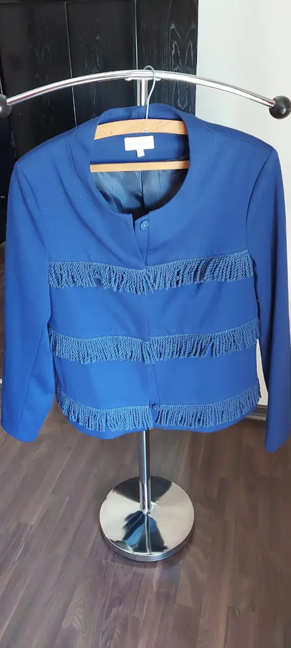 Elegante blazer azul con flecos decorativos. Ideal para un look sofisticado y con estilo.
