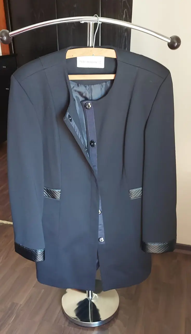 Elegante blazer negro de mujer, con detalles en los bordes y solapas. Ideal para un look formal o de trabajo.