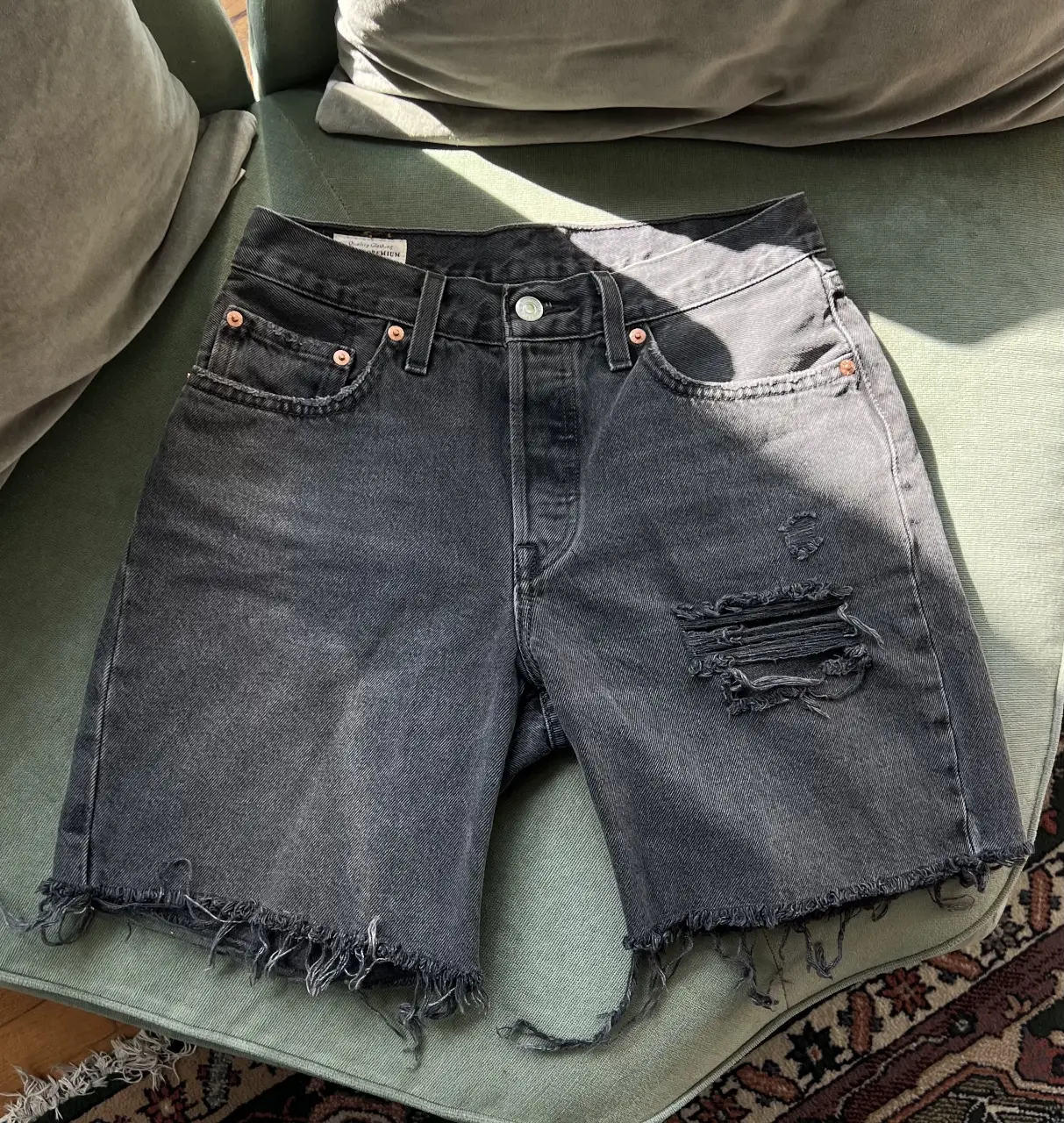 Short de jean tipo bermuda negro con roturas. Tiro medio, ideal para un look casual y canchero. Perfecto para el verano.