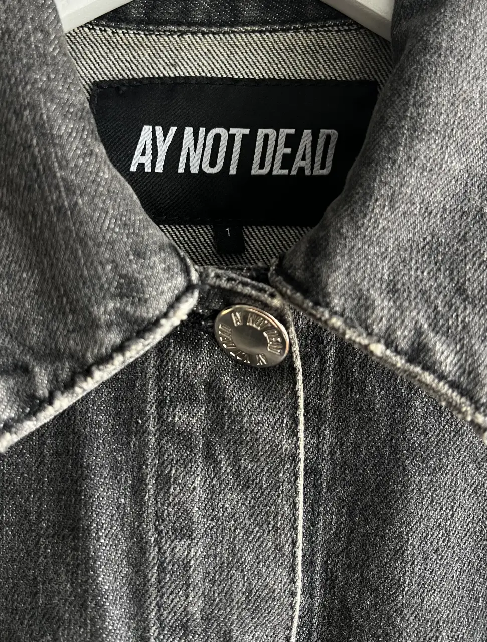 Campera Ay Not Dead - Vista 3