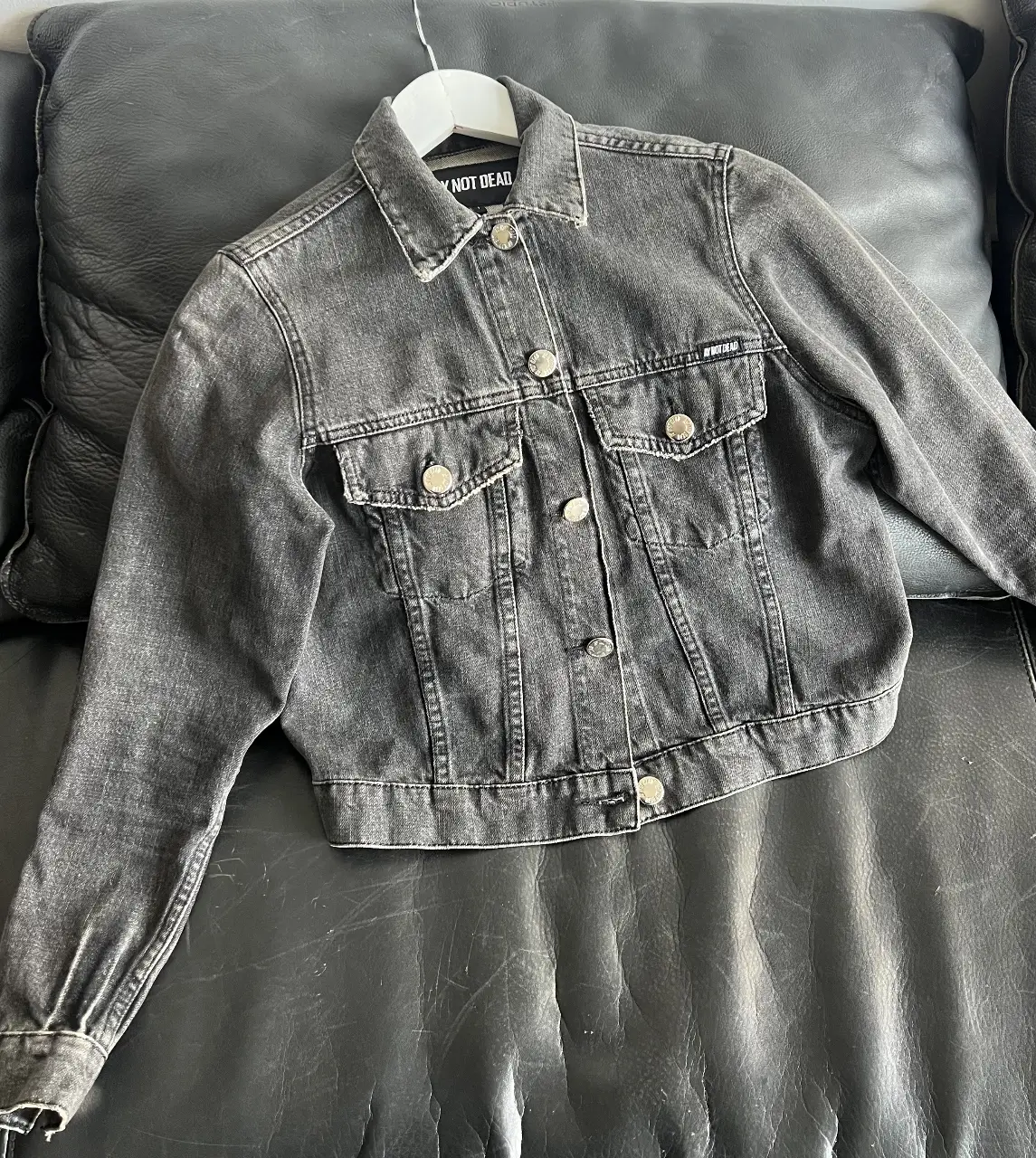 Campera Ay Not Dead - Vista 4