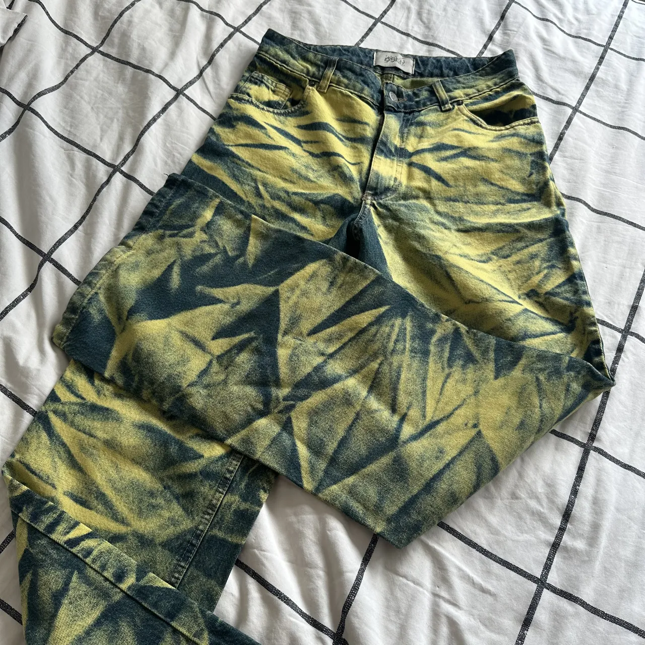 Jeans tiro alto con un lavado tie-dye súper original en tonos verde y amarillo. Un modelo único para destacar tu outfit. Bien 90s. Poquísimo uso.