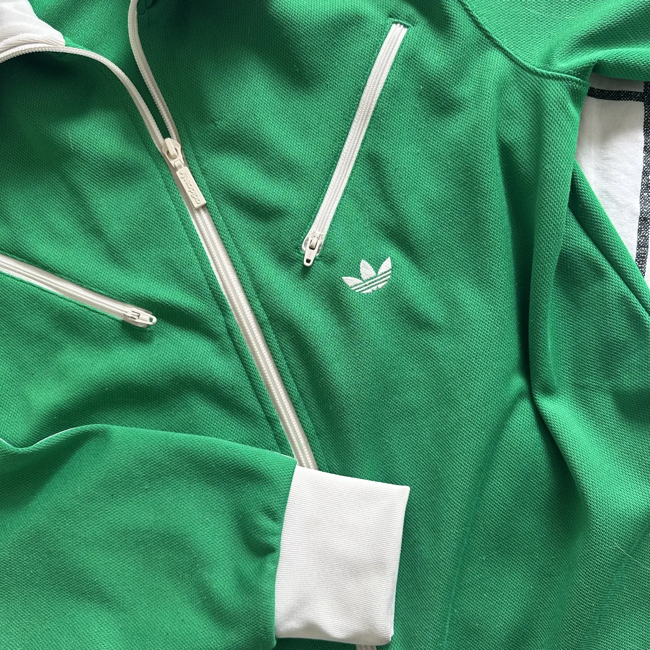 Buzo adidas - Vista 3