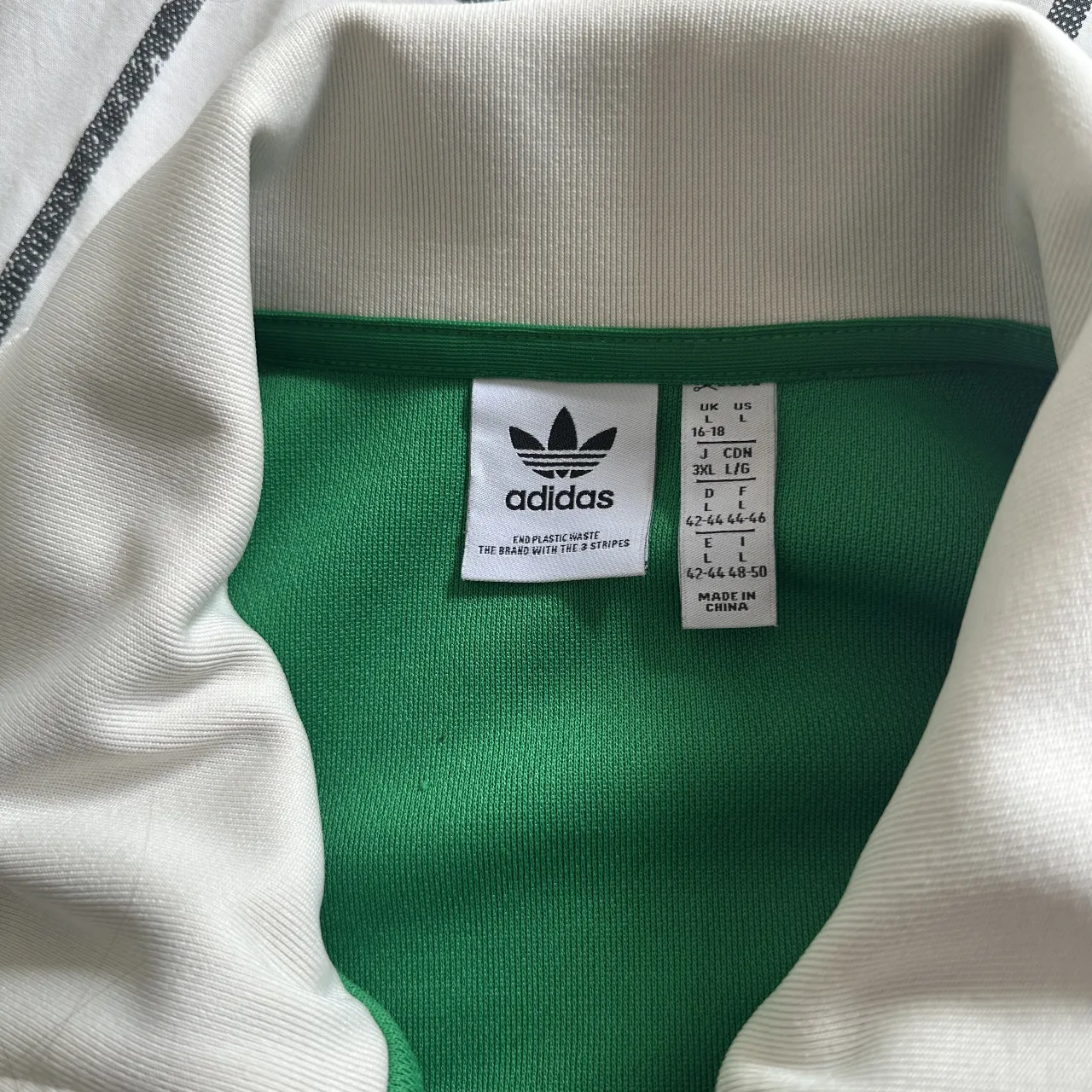 Buzo adidas - Vista 2