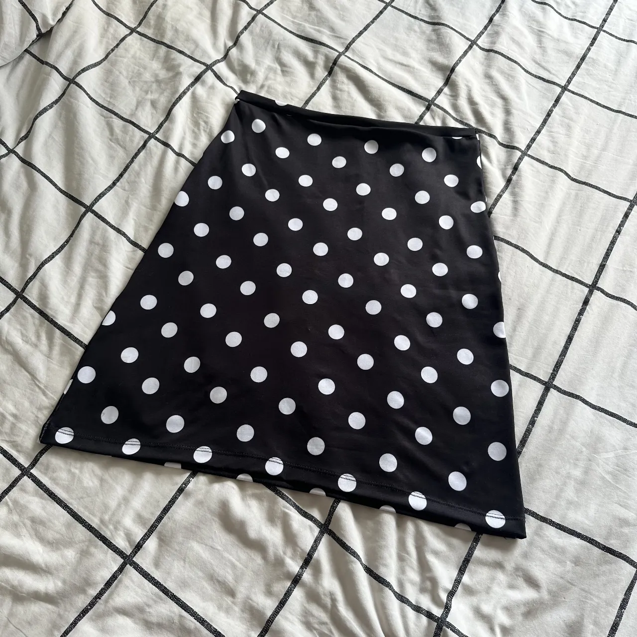 Pollera negra con lunares blancos, ideal para un look divertido y canchero. Perfecta para combinar con medias cancan de colores o mezclar estampas. Es elastizada. 