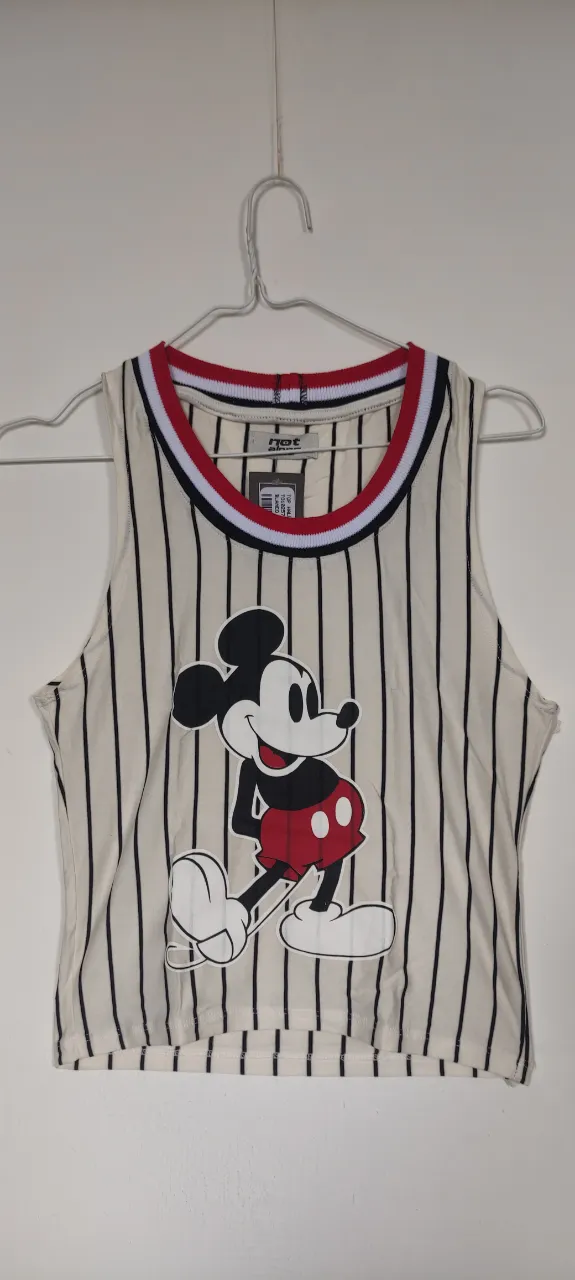 Musculosa con diseño de Mickey Mouse. Color crudo con rayas verticales negras, cuello y bordes rojos, blanco y negro. Ideal para un look casual y divertido. Talle único equivalente a un S/M