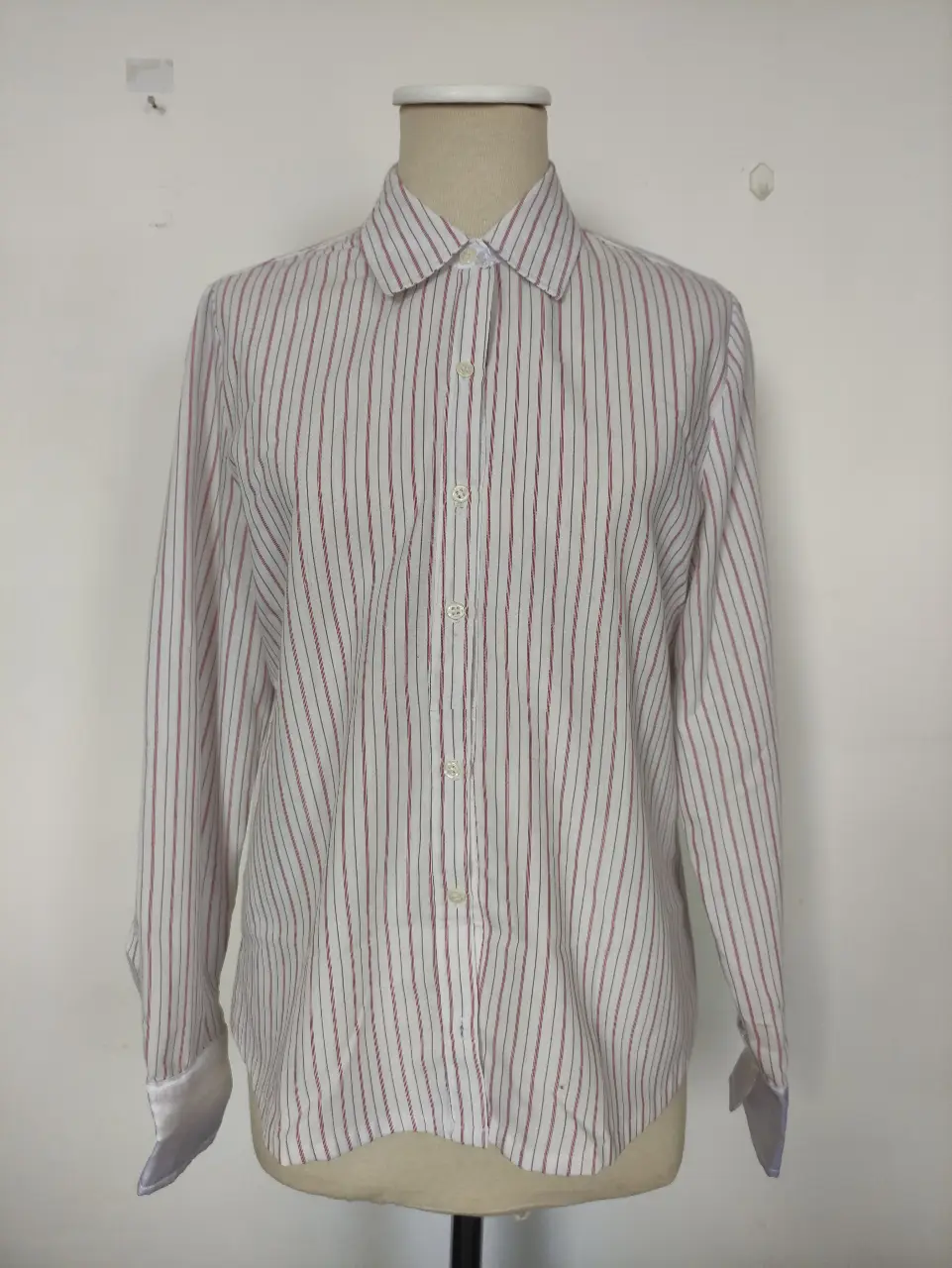 Camisa a rayas, manga larga, con cuello y botones. Ideal para un look casual o semi formal.