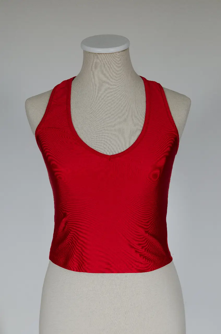 Top de lycra rojo con diseño halter y espalda descubierta. Ideal para un look moderno y audaz.