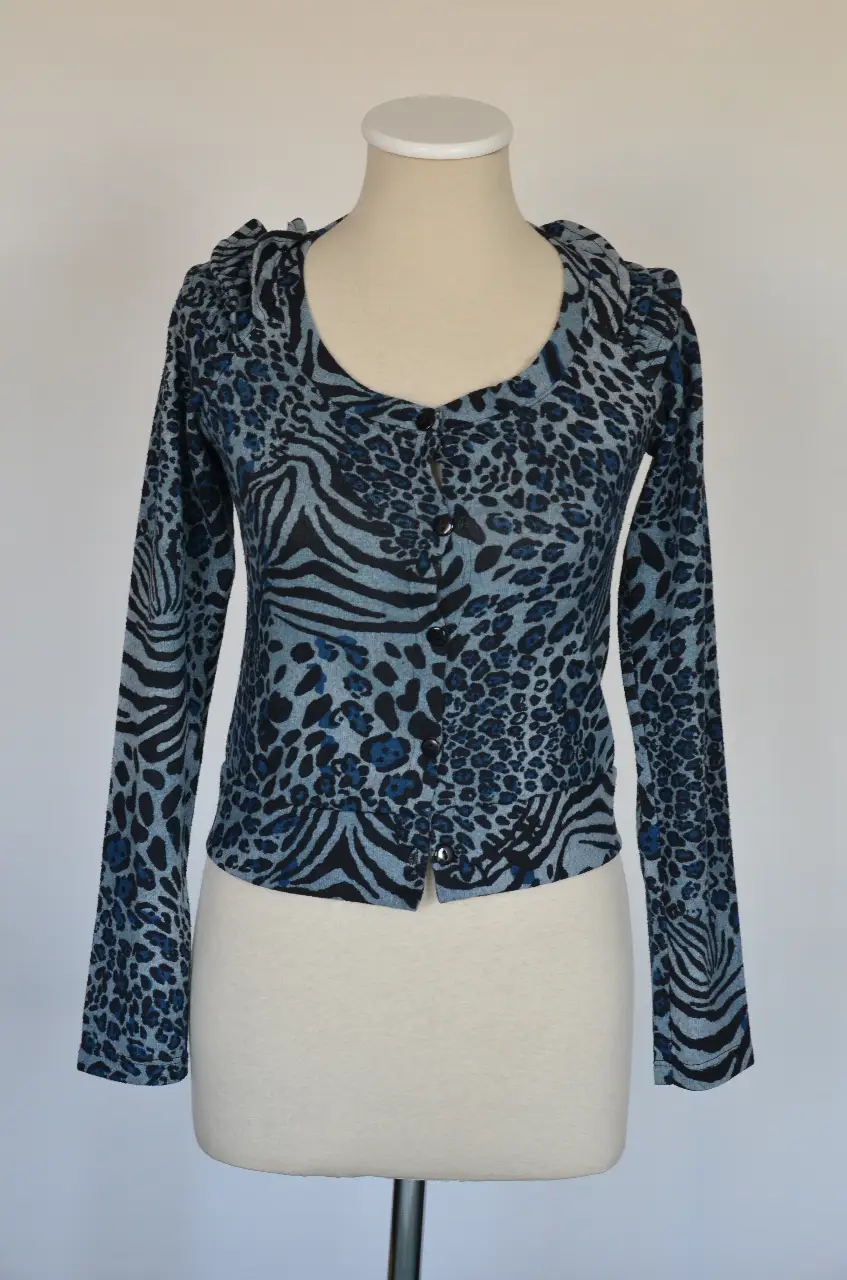 Cardigan de mujer con estampado animal print en tonos azules y negros. Diseño con cuello redondo y botones frontales. Tela lanilla.  Ideal para un look casual y moderno.